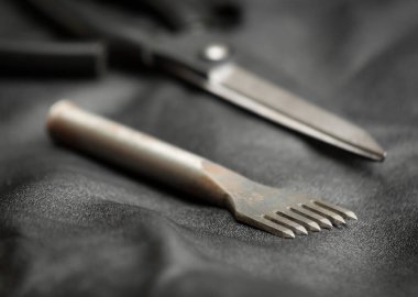 Deri yumruk aracı. Deri kesme makası. Deri ile çalışmak için araçlar. Suni Deri arka plan.