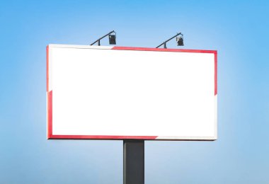 Mavi gökyüzü karşı boş yatay billboard. Mock-up için arka plan.