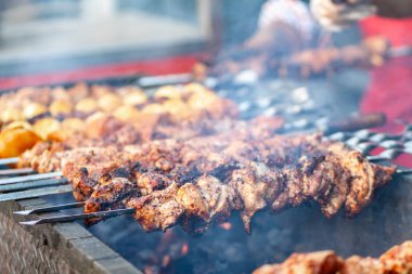 Lezzetli şiş kebap pişirme işlemi. Izgara et