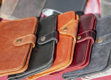 Bir sürü üstünde belgili tanımlık sayaç deri cüzdan.