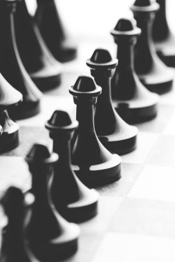 Satranç tahtası yakın çekim rakamları. Çatışma kavramı