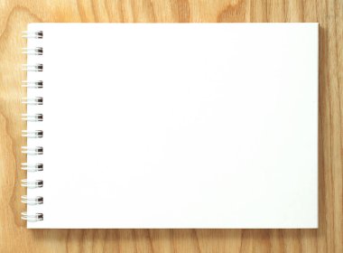 Ahşap Resepsiyon arka plan üzerinde sarmal boş defter üstten görünüm
