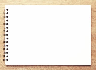 İş gerekli. Ahşap Resepsiyon arka plan üzerinde sarmal boş defter üstten görünüm