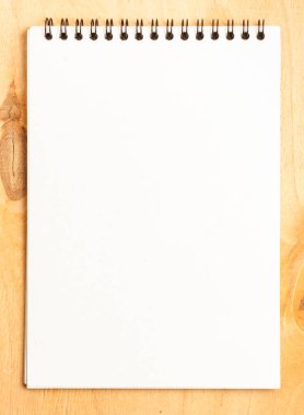 İş gerekli. Ahşap Resepsiyon arka plan üzerinde sarmal boş defter üstten görünüm