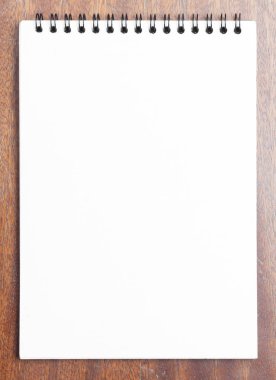 İş gerekli. Ahşap Resepsiyon arka plan üzerinde sarmal boş defter üstten görünüm