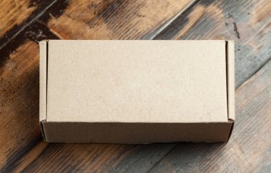 Karton kutu ahşap arka plan üzerinde. Mock-up için arka plan