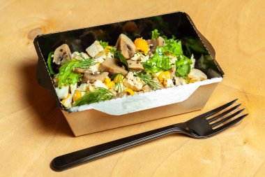 Salata tavuk ve sebze bir karton kutu içinde besleyici