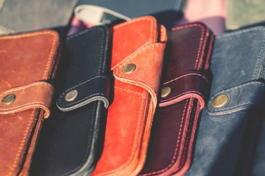 Bir sürü üstünde belgili tanımlık sayaç deri cüzdan.