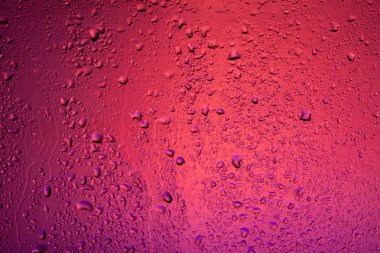 Yağmurlu pencere. Mor camının geri ışık çekiliyor