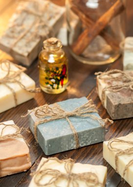 Organik el yapımı sabun. Bir sürü dekore edilmiş tuğla