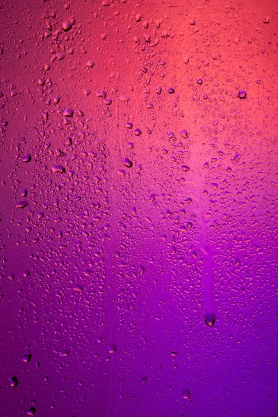 Yağmurlu pencere. Mor camının geri ışık çekiliyor
