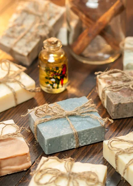 Organik el yapımı sabun. Bir sürü dekore edilmiş tuğla