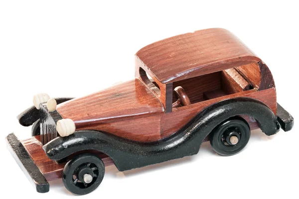 Arka plandan yalıtılmış bağbozumu ahşap oyuncak araba