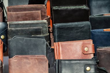 Bir sürü üstünde belgili tanımlık sayaç deri cüzdan.