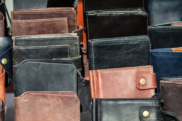 Bir sürü üstünde belgili tanımlık sayaç deri cüzdan.