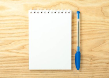 Açık sarmal boş defter kalem ile üstten görünüm ahşap Resepsiyon arka plan üzerinde