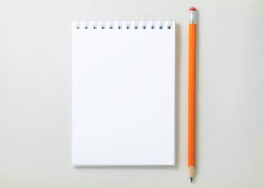 Beyaz arka plan üzerine açık sarmal boş defter üstten görünüm