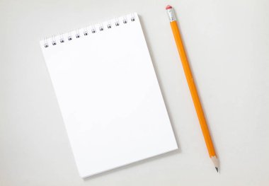 Beyaz arka plan üzerine açık sarmal boş defter üstten görünüm