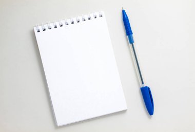 Beyaz arka plan üzerine açık sarmal boş defter üstten görünüm