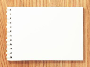 Ahşap Resepsiyon arka plan üzerinde sarmal boş defter üstten görünüm