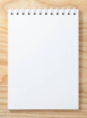 Ahşap Resepsiyon arka plan üzerinde sarmal boş defter üstten görünüm