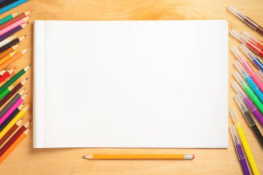 Sketchbook veya ahşap zemin üzerine çizmek için albüm boş sayfası.