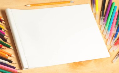Sketchbook veya ahşap zemin üzerine çizmek için albüm boş sayfası.