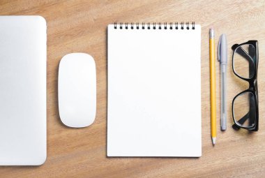 İş gerekli. Ahşap Resepsiyon arka plan üzerinde sarmal boş defter üstten görünüm