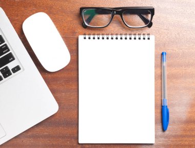 İş gerekli. Ahşap Resepsiyon arka plan üzerinde sarmal boş defter üstten görünüm