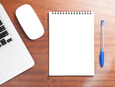 İş gerekli. Ahşap Resepsiyon arka plan üzerinde sarmal boş defter üstten görünüm