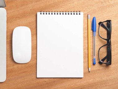 İş gerekli. Ahşap Resepsiyon arka plan üzerinde sarmal boş defter üstten görünüm