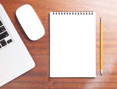 İş gerekli. Ahşap Resepsiyon arka plan üzerinde sarmal boş defter üstten görünüm