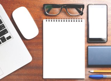 İş gerekli. Ahşap Resepsiyon arka plan üzerinde sarmal boş defter üstten görünüm