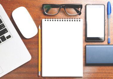 İş gerekli. Ahşap Resepsiyon arka plan üzerinde sarmal boş defter üstten görünüm