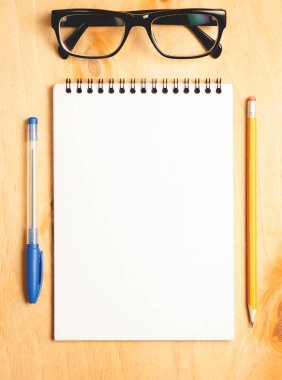 İş gerekli. Ahşap Resepsiyon arka plan üzerinde sarmal boş defter üstten görünüm