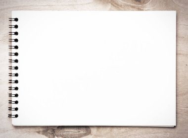 İş gerekli. Ahşap Resepsiyon arka plan üzerinde sarmal boş defter üstten görünüm