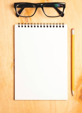 İş gerekli. Ahşap Resepsiyon arka plan üzerinde sarmal boş defter üstten görünüm