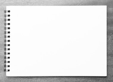 İş gerekli. Ahşap Resepsiyon arka plan üzerinde sarmal boş defter üstten görünüm