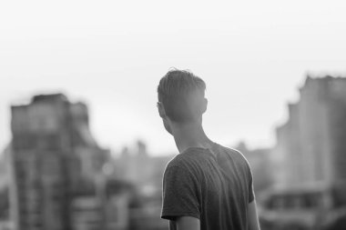 Ufuk cityscape arka plan. Güzel bokeh. Adam günbatımı arka plan üzerinde.