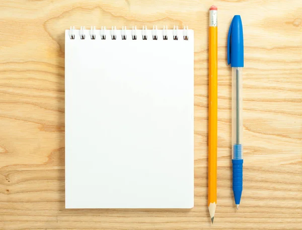 Bovenaanzicht Van Open Spiraal Blanco Notebook Met Pen Potlood Houten — Stockfoto