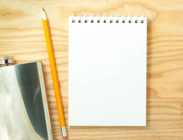 Bovenaanzicht Van Open Spiraal Blanco Notebook Stalen Kolf Houten Bureau — Stockfoto