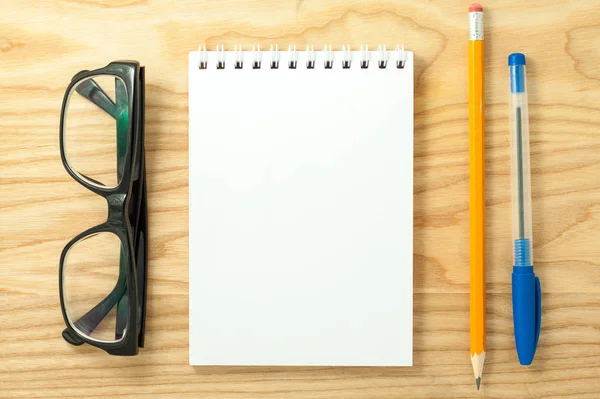 Bovenaanzicht Van Open Spiraal Blanco Notebook Bril Pen Potlood Houten — Stockfoto