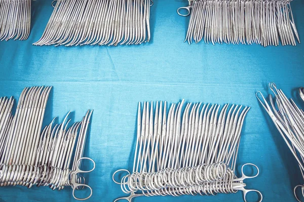 Steril Cerrahi aletler masanın üzerinde. Üstten görünüm