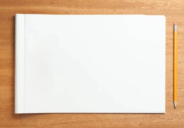 スケッチ ブックやアルバムの木製の背景を描画するための空のシート モックアップの背景 ストック写真 C Inspired By The Light