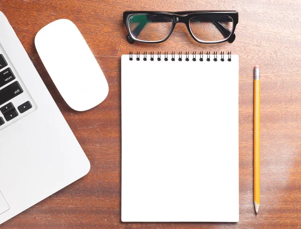 İş gerekli. Ahşap Resepsiyon arka plan üzerinde sarmal boş defter üstten görünüm