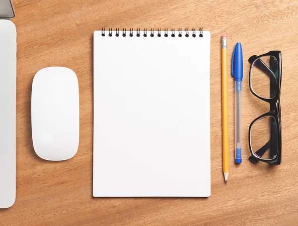 İş gerekli. Ahşap Resepsiyon arka plan üzerinde sarmal boş defter üstten görünüm