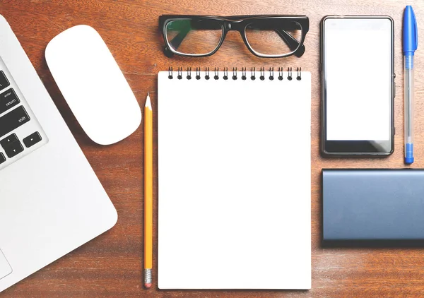 İş gerekli. Ahşap Resepsiyon arka plan üzerinde sarmal boş defter üstten görünüm