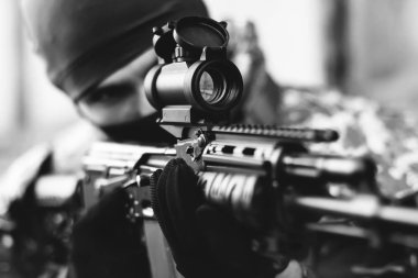 refleks görme ile bir Ak-47 ile nişan adam