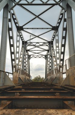 Terk edilmiş eski demiryolu köprüsü perçinli. Kiev, Ukrayna