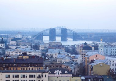 Castle Hill Podilsko-Voskresenskyi Köprüsü'nde gece görüntüleyin. Kiev, Ukrayna, 12 Aralık. 2016